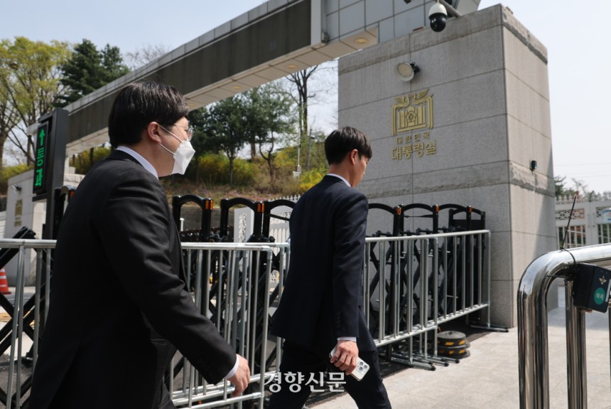 대통령실 압수수색을 시도중인 경찰 비상계엄 특별수사단이 지난 4월 16일 서울 용산 대통령실 청사 민원실 출입구로 들어서고 있다. 김창길 기자