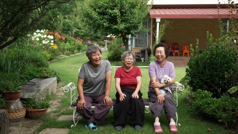 경기도 모처에 전원 주택을 지어 함께 사는 세 노년 여성의 동거 생활.KBS 유튜브 갈무리