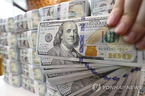 지난달 3일 서울 중구 하나은행 위변조 대응센터에서 직원이 미국 달러를 정리하는 모습.연합뉴스