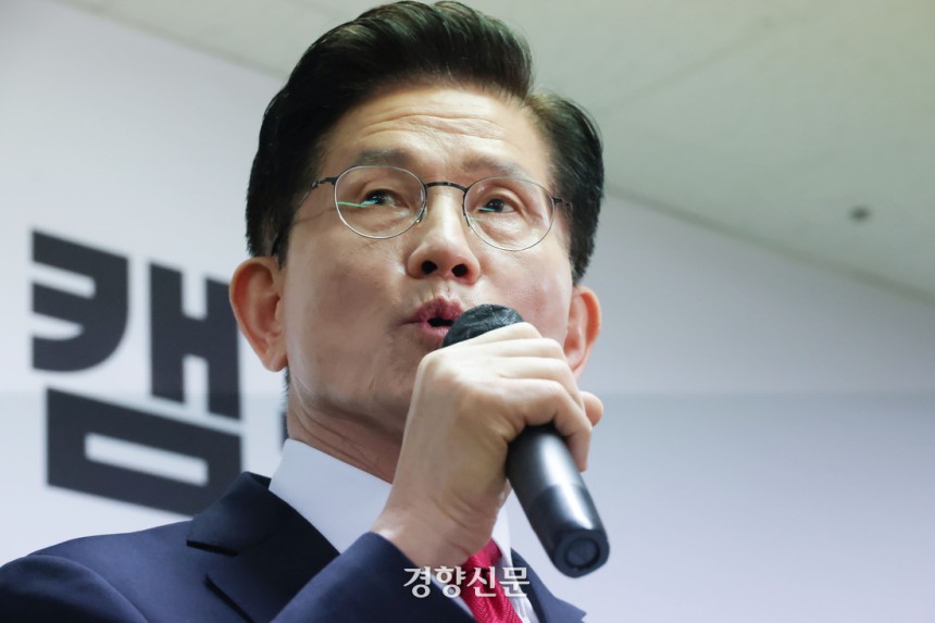김문수 국민의힘 대선 후보가 8일 서울 여의도 캠프에서 긴급 기자회견을 하고 있다. 한수빈 기자