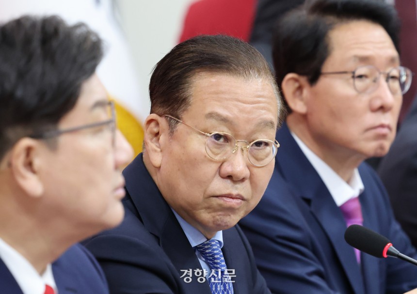 권영세 국민의힘 비상대책위원장(가운데)이 8일 국회에서 열린 비대위원회의에서 무거운 표정을 짓고 있다. 박민규 선임기자