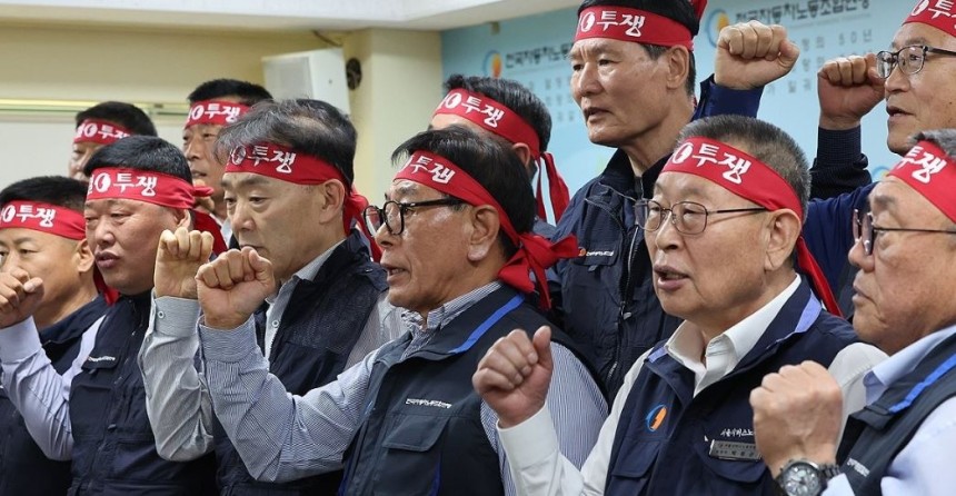 8일 서울 강남구 전국자동차노동조합연맹에서 서종수 위원장(가운데), 박점곤 서울시버스노동조합 위원장(오른쪽 두번째) 등 참석자들이 대표자회의 브리핑을 마친 뒤 구호를 외치고 있다. 연합뉴스