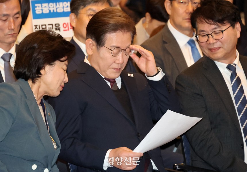 이재명 더불어민주당 대선 후보가 8일 서울 여의도  중소기업중앙회 KBIZ홀에서 열린 중앙선대위 직능본부 민생정책 협약식에서 자료를 보고 있다. 박민규 선임기자