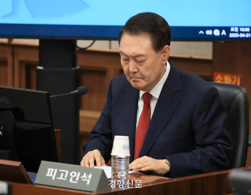 윤석열 전 대통령이 21일 서초동 서울중앙지법에서 열린 내란 우두머리 혐의에 대한 두 번째 정식 재판에 출석하고 있다. 이준헌 기자