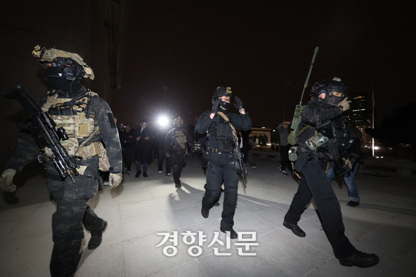 윤석열 전 대통령이 비상계엄을 선포한 후인 지난해 12월 4일 새벽 서울 여의도 국회의사당에 도착한 군인들이 국회 본청으로 이동하고 있다.성동훈 기자