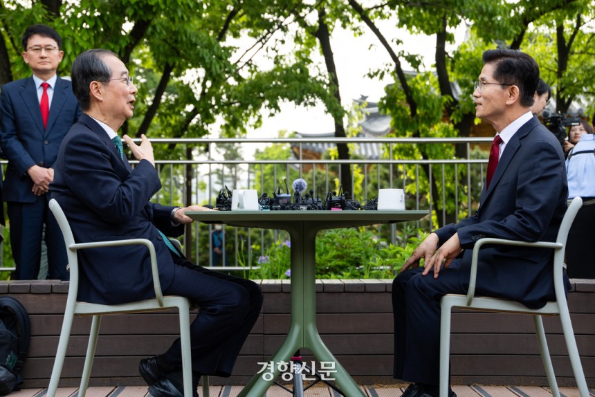 8일 오후 국민의힘 김문수 대선 후보와 한덕수 예비후보가 국회 사랑재 카페에서 공개회동을 하고 있다. 박민규 선임기자
