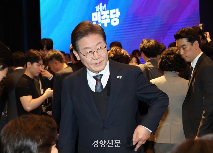이재명 더불어민주당 대선 후보가 8일 서울 여의도 중소기업중앙회에서 열린 중앙선거대책위원회 직능본부 민생정책 협약식에 입장하고 있다. 박민규 선임기자
