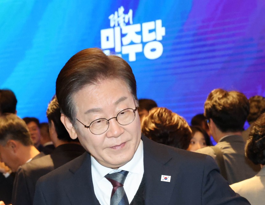 이재명 더불어민주당 대선 후보가 8일  서울 여의도 중소기업중앙회에서 열린 선대위 직능본부 민생정책 협약식에 입장하고 있다. 박민규 선임기자