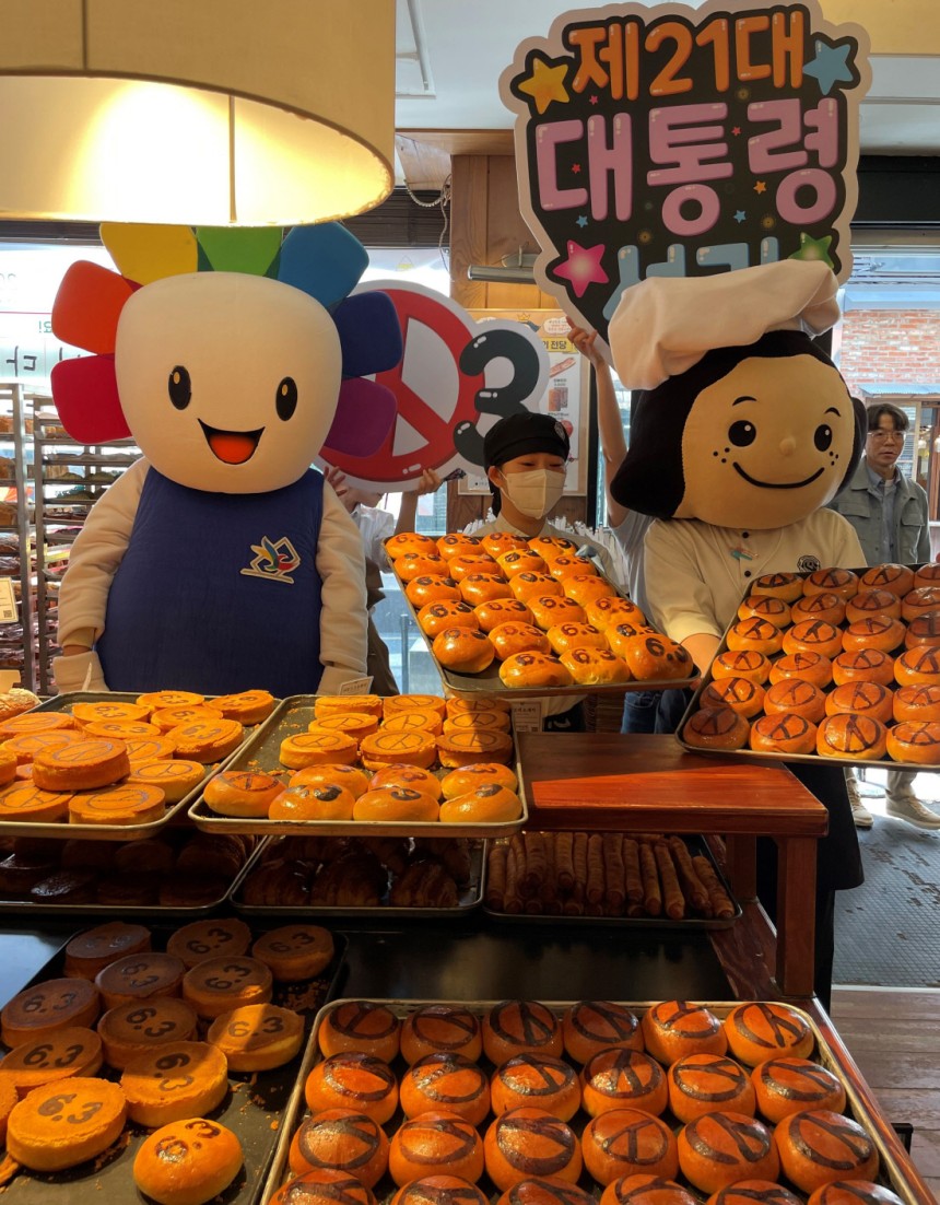 대전시선거관리위원회가 7일 대전 중구 성심당 본점에서‘선거빵’을 활용한 선거투표 참여 캠페인을 벌이고 있다.대전선관위 제공