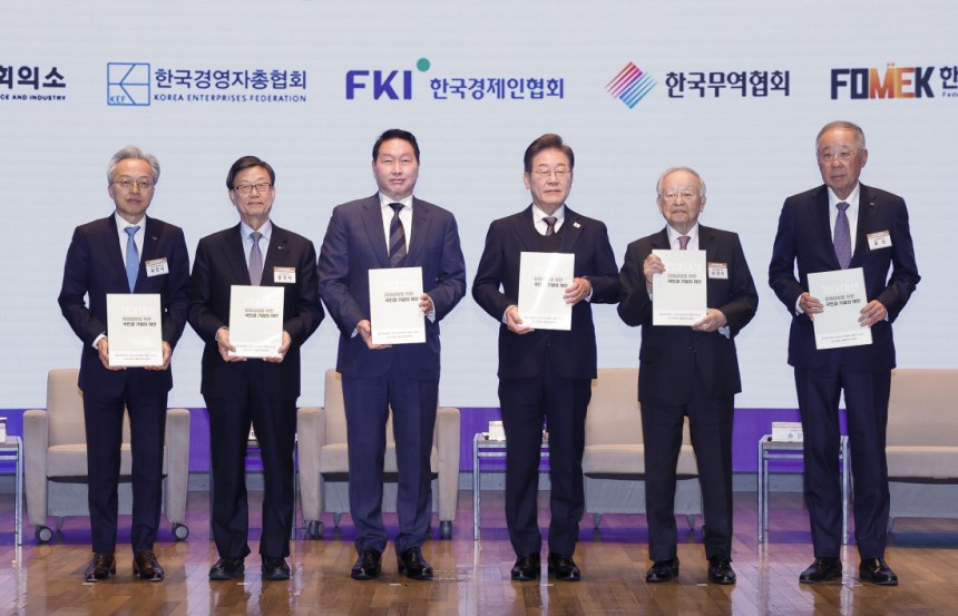 정책 제언집 받아들고 이재명 더불어민주당 대선 후보가 8일 서울 중구 대한상공회의소에서 열린 경제5단체 간담회에서 단체장들에게 정책 제언집을 전달받은 후 기념촬영을 하고 있다. 왼쪽부터 최진식 한국중견기업연합회장, 