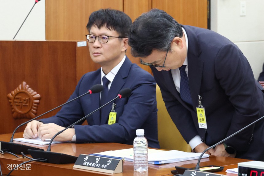 고개만 숙였지… 유영상 SK텔레콤 대표가 8일 국회 과학기술정보방송통신위원회 전체회의에서 열린 유심 해킹 사건 청문회에서 고개 숙여 인사하고 있다. 한수빈 기자