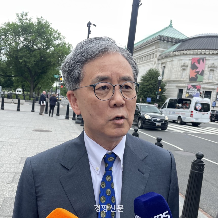 김현종 더불어민주당 이재명 대선 후보의 외교안보보좌관 겸 통상안보 태스크포스 단장이 8일(현지시간) 백악관 인근에서 취재진의 질문에 답하고 있다. 워싱턴/김유진 특파원