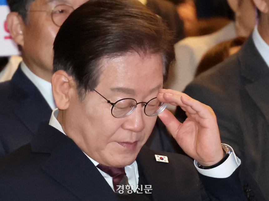이재명 더불어민주당 대선후보가 8일 여의도 중소기업중앙회 KBIZ홀에서 열린 중앙선대위 직능본부 민생정책 협약식에서 안경을 추스르고 있다.박민규 선임기자