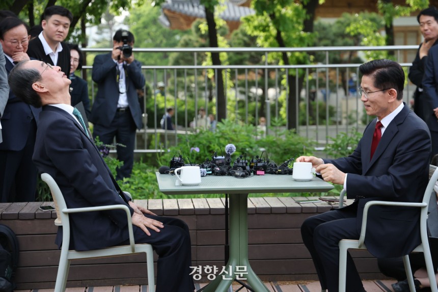 김문수(오른쪽) 국민의힘 대선 후보와 한덕수 무소속 예비후보가 8일 국회 강변서재에서 후보 단일화를 위한 2차 회동을 진행하고 있다. 박민규 선임기자