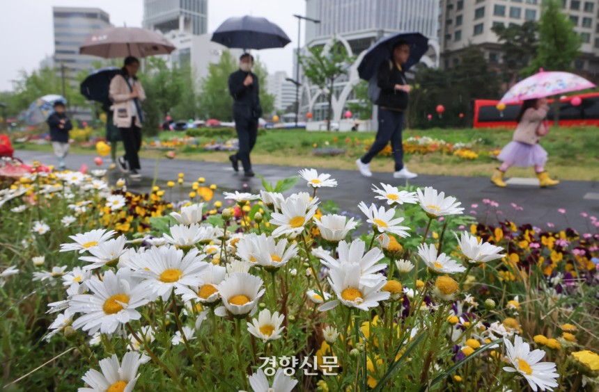 전국적으로 비가 내린 지난 1일 서울 종로구 열린송현 녹지광장을 찾은 시민이 꽃길 사이를 지나고 있다. 성동훈 기자