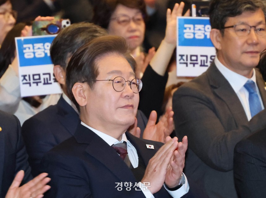 이재명 더불어민주당 대선 후보가 지난 8일 여의도  중소기업중앙회 KBIZ홀에서 열린 중앙선대위 직능본부 민생정책 협약식에서 박수치고 있다. 박민규 선임기자