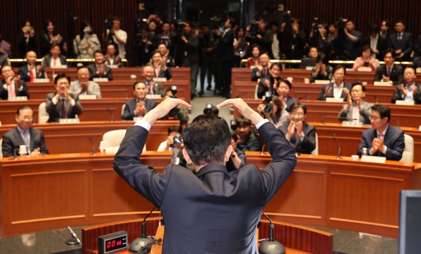 김문수 국민의힘 대선 후보가 9일 국회에서 열린 의원총회에 참석해 인사말을 하던 중 머리 위로 하트를 만들어 보이고 있다. 연합뉴스