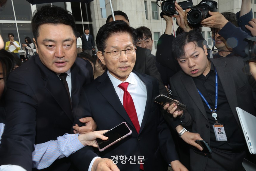김문수 국민의힘 대통령 후보가 9일 국회에서 열린 의원총회에서 권영세 당 비상대책위원장과 충돌한 후 국회를 떠나고 있다. 성동훈 기자