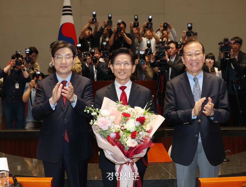 김문수 국민의힘 대선 후보가 9일 국회에서 열린 의원총회에서 권성동 원내대표로부터 꽃다발을 받고 있다. 성동훈 기자