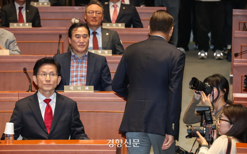 9일 국회에서 열린 의원총회에서 권영세 비상대책위원장이 김문수 당 대선 후보를 향해 “대단히 실망스럽다”고 발언한 뒤 의총장을 떠나고 있다. 성동훈 기자