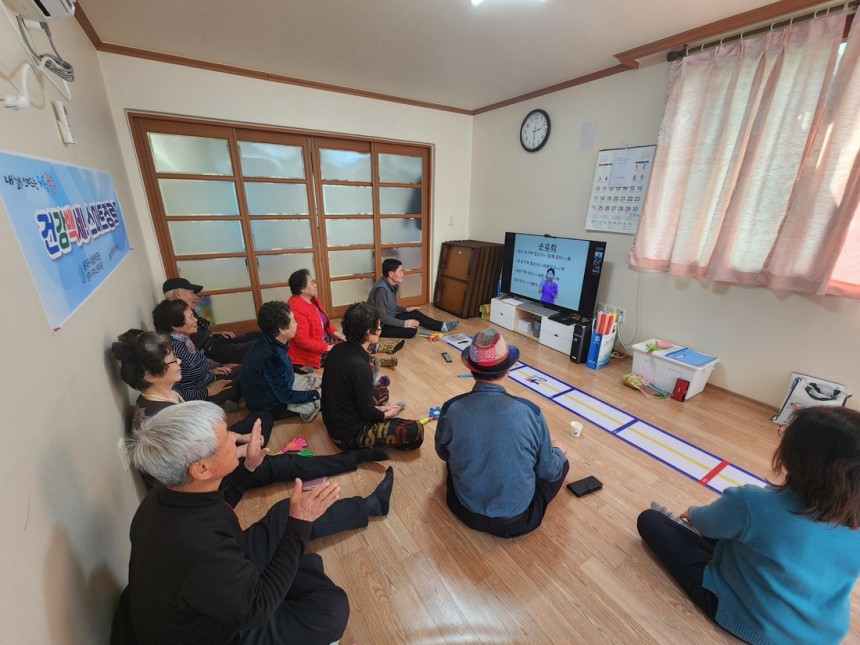 울산시 울주군에서 관리 운영하는 스마트 경로당에서 노인들이 원격 강의를 듣고 있다.울주군 제공