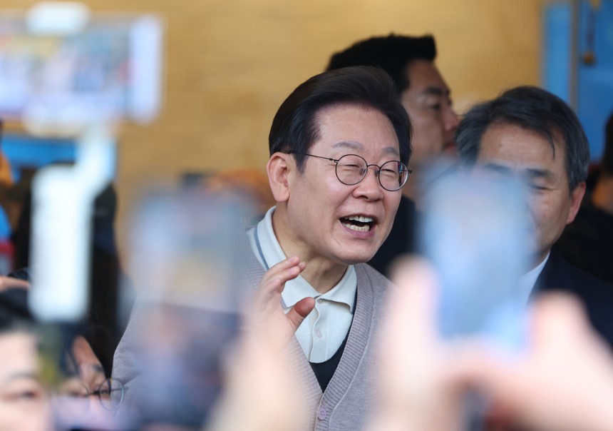 이재명 더불어민주당 대선 후보가 9일 경북 칠곡군 한 상가에서 연설하고 있다. 연합뉴스