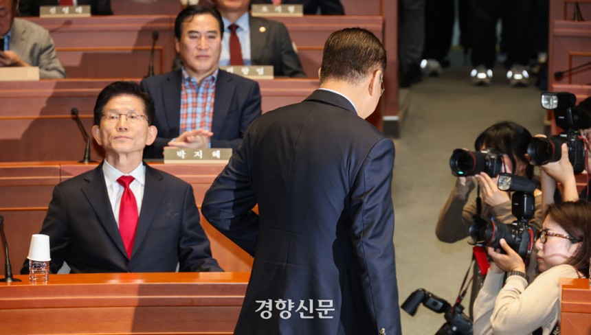 김문수 국민의힘 대선 후보가 9일 국회에서 열린 의원총회에서 지도부를 향해 “강제단일화를 중단하라”는 입장을 밝히자 권영세 비상대책위원장이 “대단히 실망스럽다”고 발언한 뒤 의총장을 떠나고 있다. 성동훈 기자
