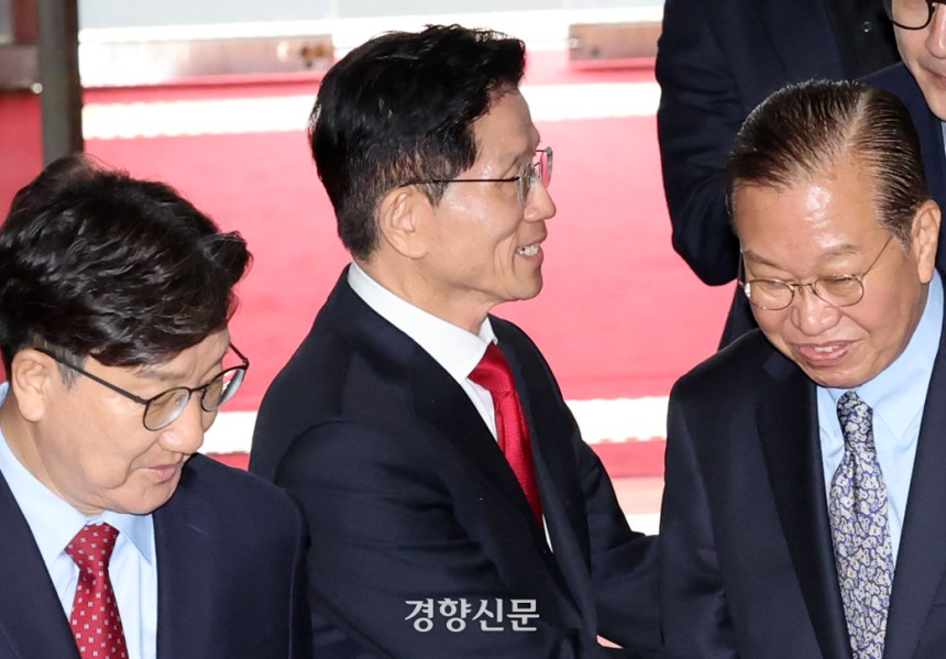 김문수 국민의힘 대선 후보(가운데)가 9일 국회에서 열린 의원총회에 권영세 비상대책위원장(오른쪽)과 권성동 원내대표의 영접을 받으며 입장하고 있다.  박민규 선임기자