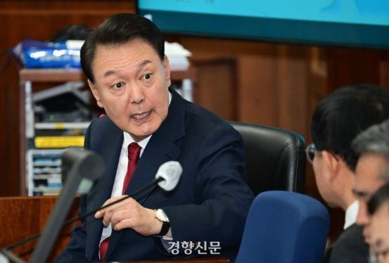 12·3 비상계엄을 선포해 내란 우두머리 혐의로 재판에 넘겨진 윤석열 전 대통령이 지난달 21일 오전 서울 서초구 서울중앙지법 417호 법정에 앉아 변호인단과 대화를 하고 있다. 이준헌 기자