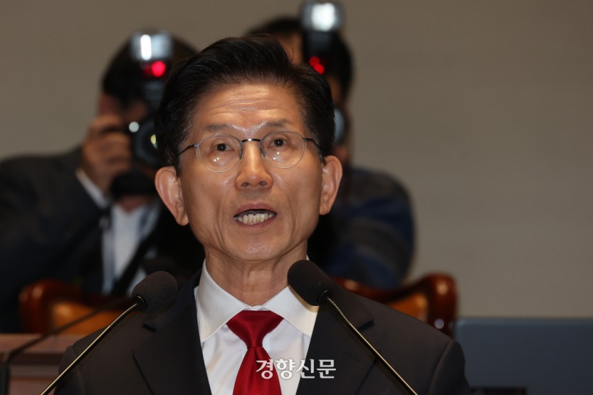김문수 국민의힘 대선 후보가 9일 국회에서 열린 의원총회에서 단일화 관련 입장을 밝히고 있다. 성동훈 기자