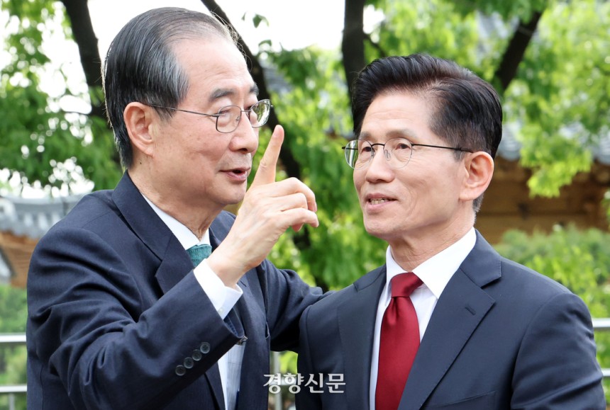 김문수 국민의힘 대선후보(오른쪽)와 한덕수 무소속 예비후보가 8일 국회 사랑재앞 카페에서 단독 면담을 하고 있다. 박민규 선임기자