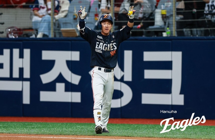 한화 황영묵이 9일 고척 키움전에서 안타를 친 뒤 세리머니하고 있다. 한화 이글스 제공