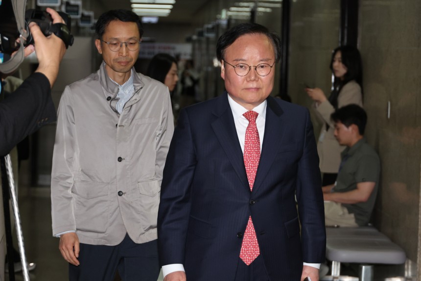 김문수 국민의힘 대선 후보 측의 김재원 비서실장(오른쪽)이 9일 서울 여의도 국회에서 재개된 국민의힘 김문수 대선 후보와 무소속 한덕수 대선 예비 후보 간의 단일화 협상에 참석하고 있다. 연합뉴스