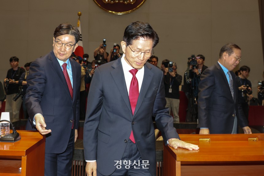 김문수 국민의힘 대선 후보(가운데)가 지난 9일 국회에서 열린 의원총회에서 권영세 비상대책위원장(오른쪽)·권성동 원내대표(왼쪽)로부터 꽃다발을 받은 뒤 자리로 돌아가고 있다. 성동훈 기자