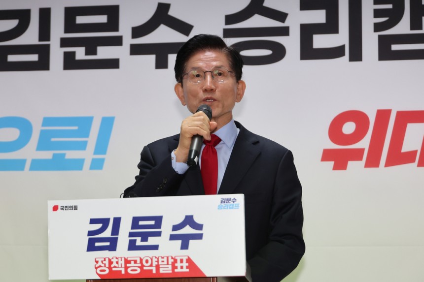 김문수 국민의힘 대선 후보가 10일 서울 여의도 캠프 사무실에서 긴급 기자회견을 열어 당 지도부 주도의 사상 초유 대선 후보 교체 강행에 대한 입장을 밝히고 있다. 연합뉴스