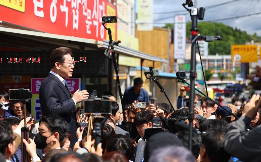 영남 신라벨트 골목골목 경청투어에 나선 이재명 더불어민주당 대선 후보가 10일 경남 창녕군 창녕공설시장을 찾아 즉흥 연설을 하고 있다.연합뉴스