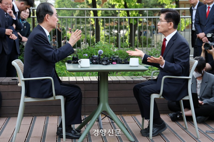 김문수 국민의힘 대선후보(오른쪽)와 한덕수 무소속 후보가 8일 국회 사랑재앞 카페에서 단독 면담하고 있다. 박민규 선임기자