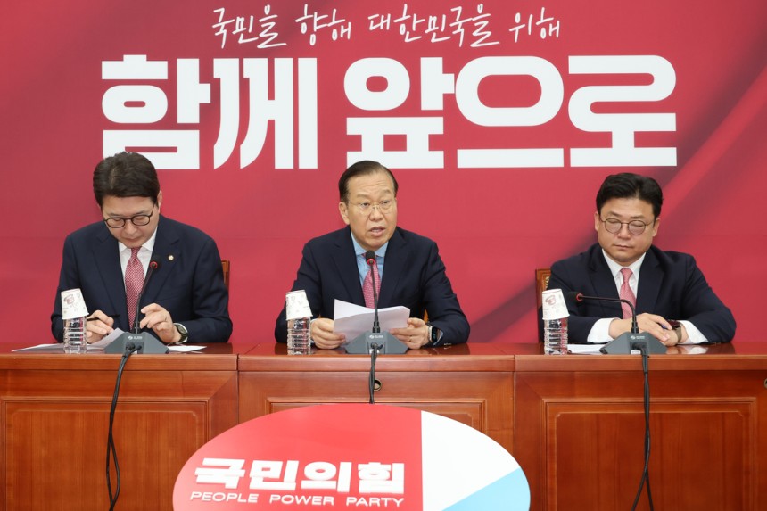 권영세 국민의힘 비상대책위원장이 10일 서울 여의도 국회에서 사상 초유의 대선 후보 교체에 대한 입장을 밝히고 있다. 연합뉴스