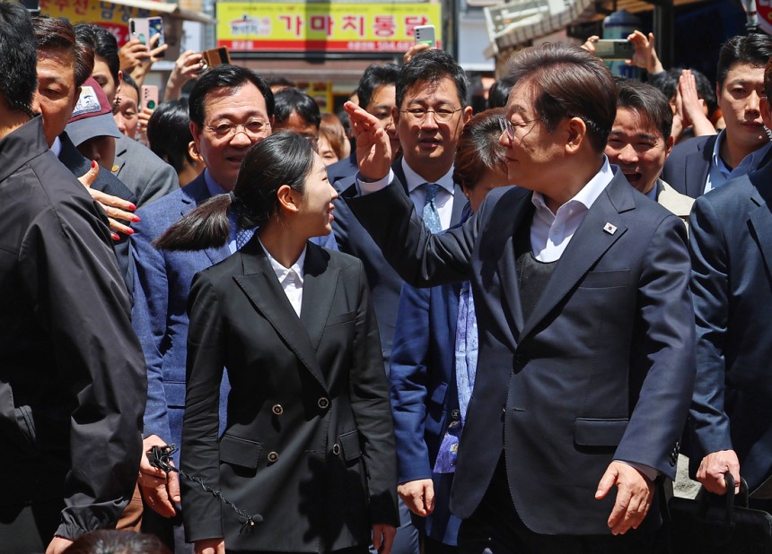 영남 신라벨트 골목골목 경청투어에 나선 더불어민주당 이재명 대선 후보가 10일 경남 함안군 가야전통시장을 찾아 지지자들에게 인사하고 있다. 연합뉴스