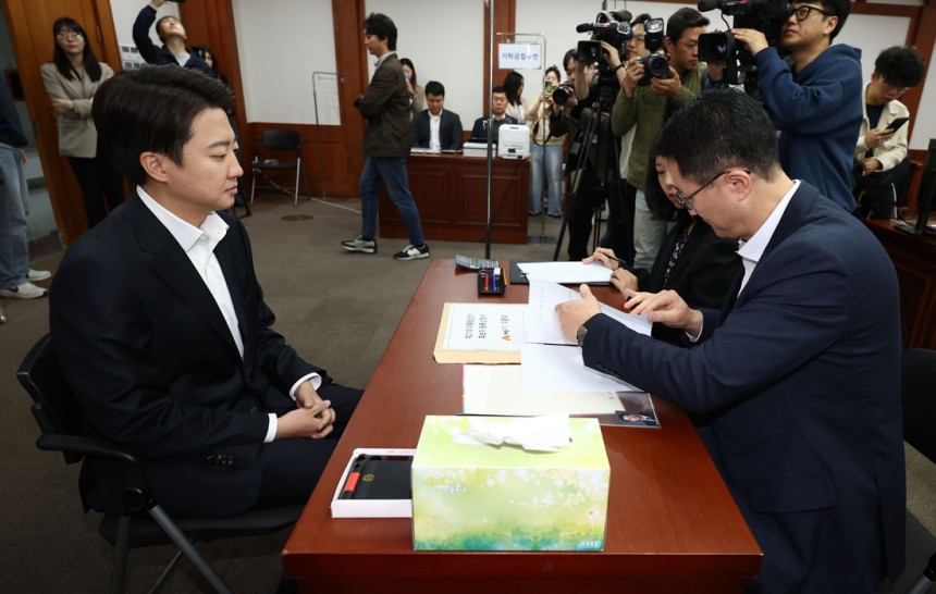 개혁신당 이준석 대선 후보가 10일 경기도 과천 중앙선거관리위원회에서 제21대 대통령선거 후보 등록을 하고 있다. 연합뉴스
