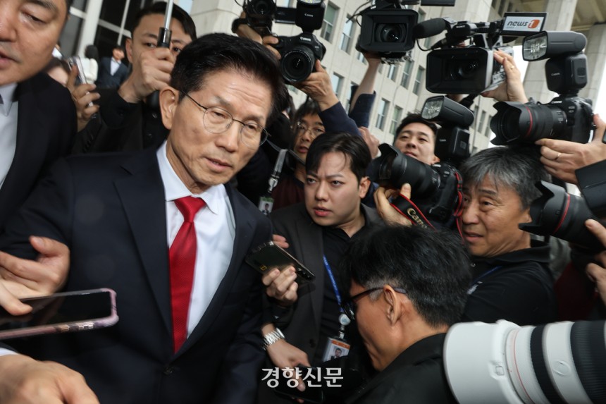 김문수 국민의힘 대통령 후보가 지난 9일 국회에서 열린 의원총회에서 “무소속을 당 후보 만들려 불법부당 수단 동원, 중단하라”며 입장을 밝힌 뒤 국회를 떠나고 있다. 성동훈 기자
