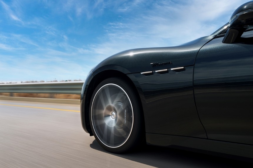 최고 속도 302km/h를 자랑하는‘그란투리스모 모데나’가 질주하는 모습.마세라티코리아 제공