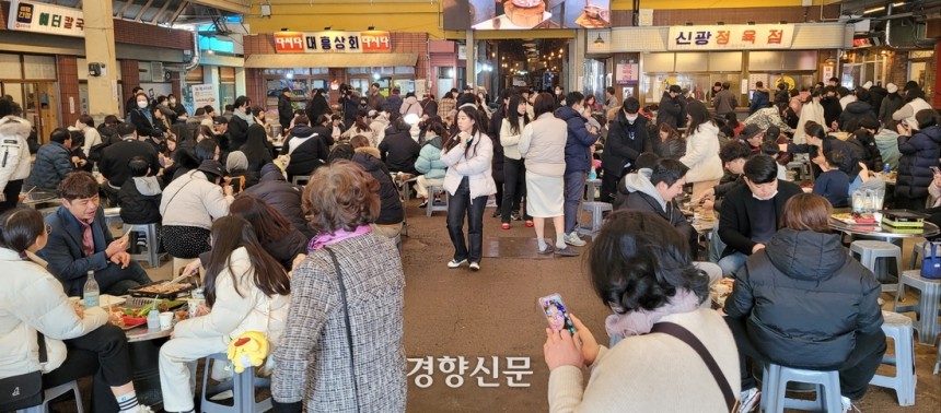 예산시장 살리기 프로젝트 진행 이후 예산시장을 찾은 방문객들로 지난 8일 예산시장이 북적거리고 있다.강정의 기자