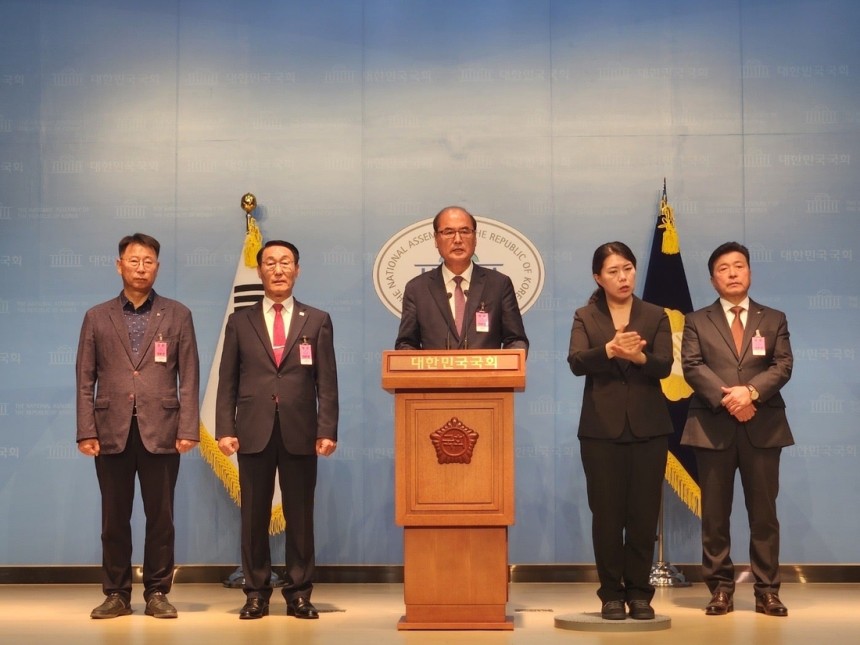 더본코리아와 협력하고 있는 전국 14개 지방자치단체장이 지난 7일 국회에서 공동기자회견을 열고 있다.충남 예산군 제공