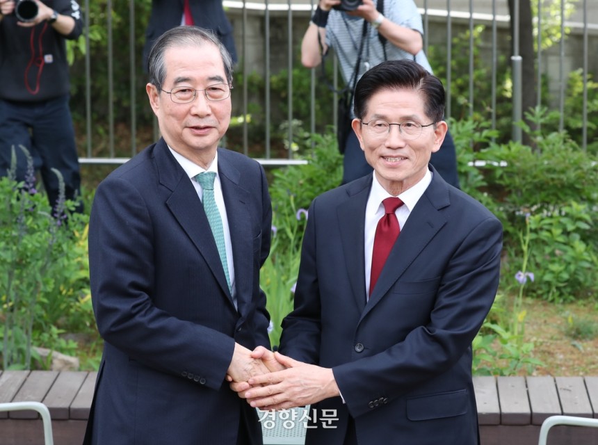 김문수 국민의힘 후보와 한덕수 전 국무총리가 지난 8일 서울 여의도 국회 사랑재 커피숍에서 악수를 하고 있다. 박민규 선임기자