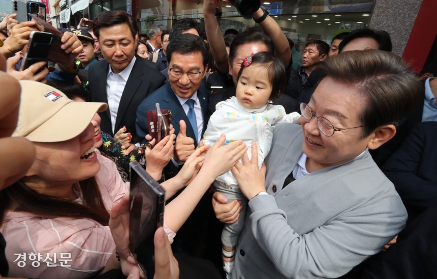 이재명 더불어민주당 대선 후보가 11일 전남 화순군 화순읍 중앙로 인근에서 한 어린이를 안아주고 있다.박민규 선임기자