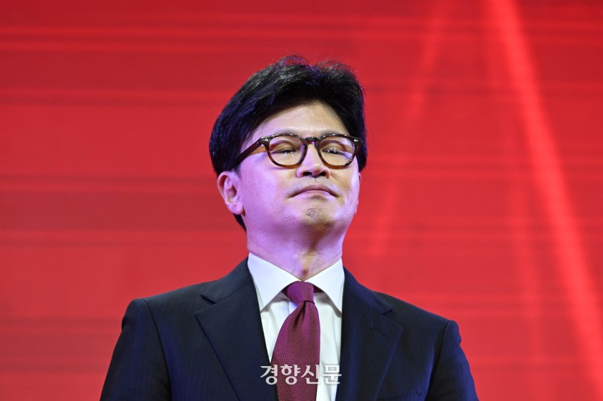 국민의힘 한동훈 대선 후보가 3일 경기 일산 킨텍스에서 열린 제5차 전당대회에서 탈락한 후 김문수 후보의 연설을 듣고 있다. 2025.5.3 국회사진기자단
