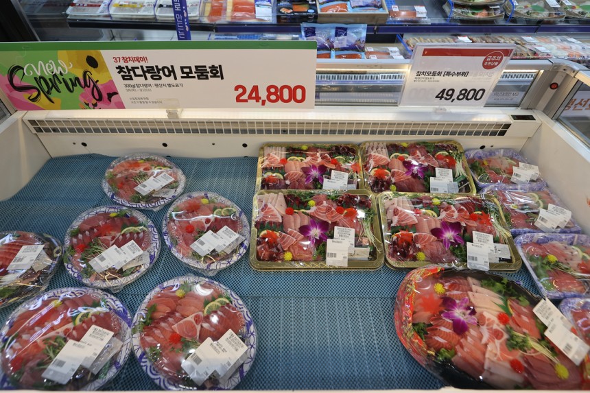 대형마트에서 인기를 끌고 있는 생선 회.연합뉴스