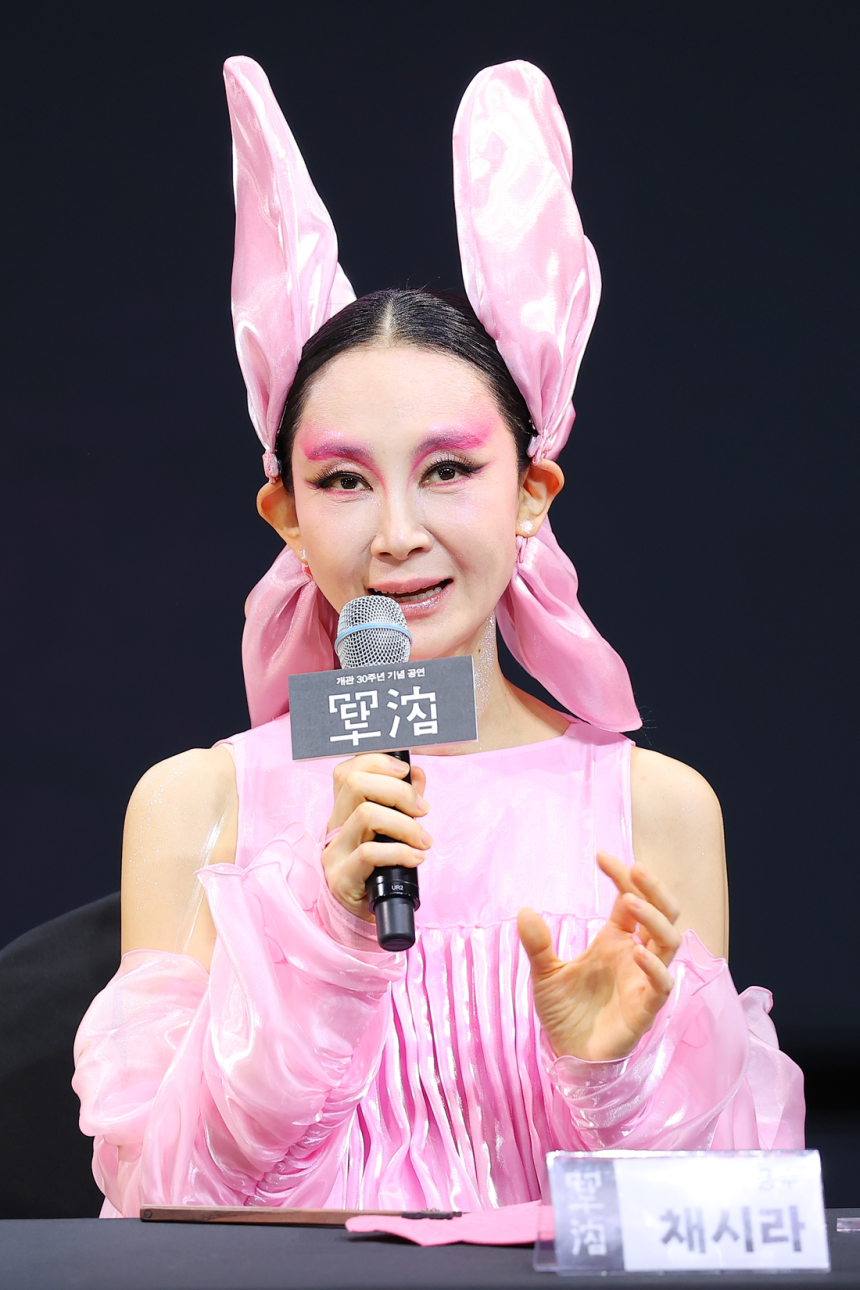 정식 무용수로 데뷔한 배우 채시라가 8일 서울 중구 국립정동극장에서 열린 전통연희극 &lt;단심&gt; 기자간담회에서 인사말을 하고 있다.