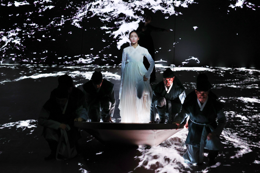 8일 서울 중구 국립정동극장에서 열린 개관 30주년 기념 전통연희극 &lt;단심&gt; 시연행사에서 심청을 연기한 조하늘 무용수가 인당수에 뛰어드는 장면을 시연하고 있다.. 연합뉴스